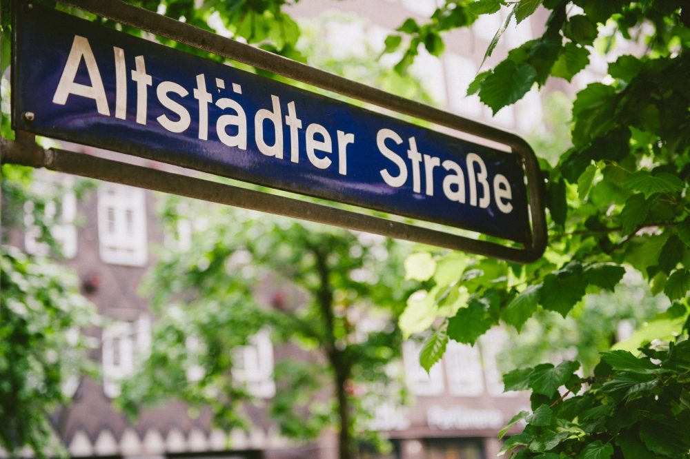 Straßenschild Altstädter Straße vor grünen Bäumen im Kontorhausviertel