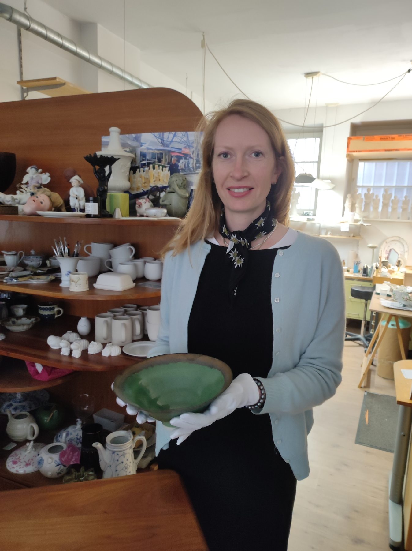 Caroline Liebing bei der Porzellanreparatur in ihrer Hamburger Werkstatt