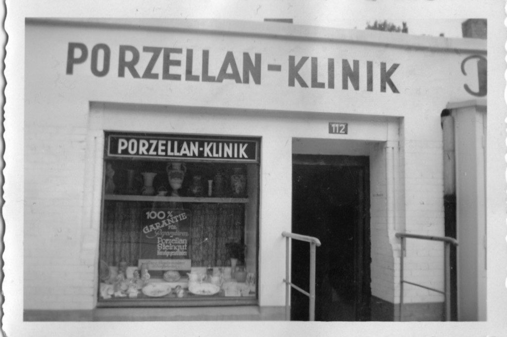 Historisches Ladenschild „Porzellan-Klinik“ über dem Schaufenster in der Langen Reihe