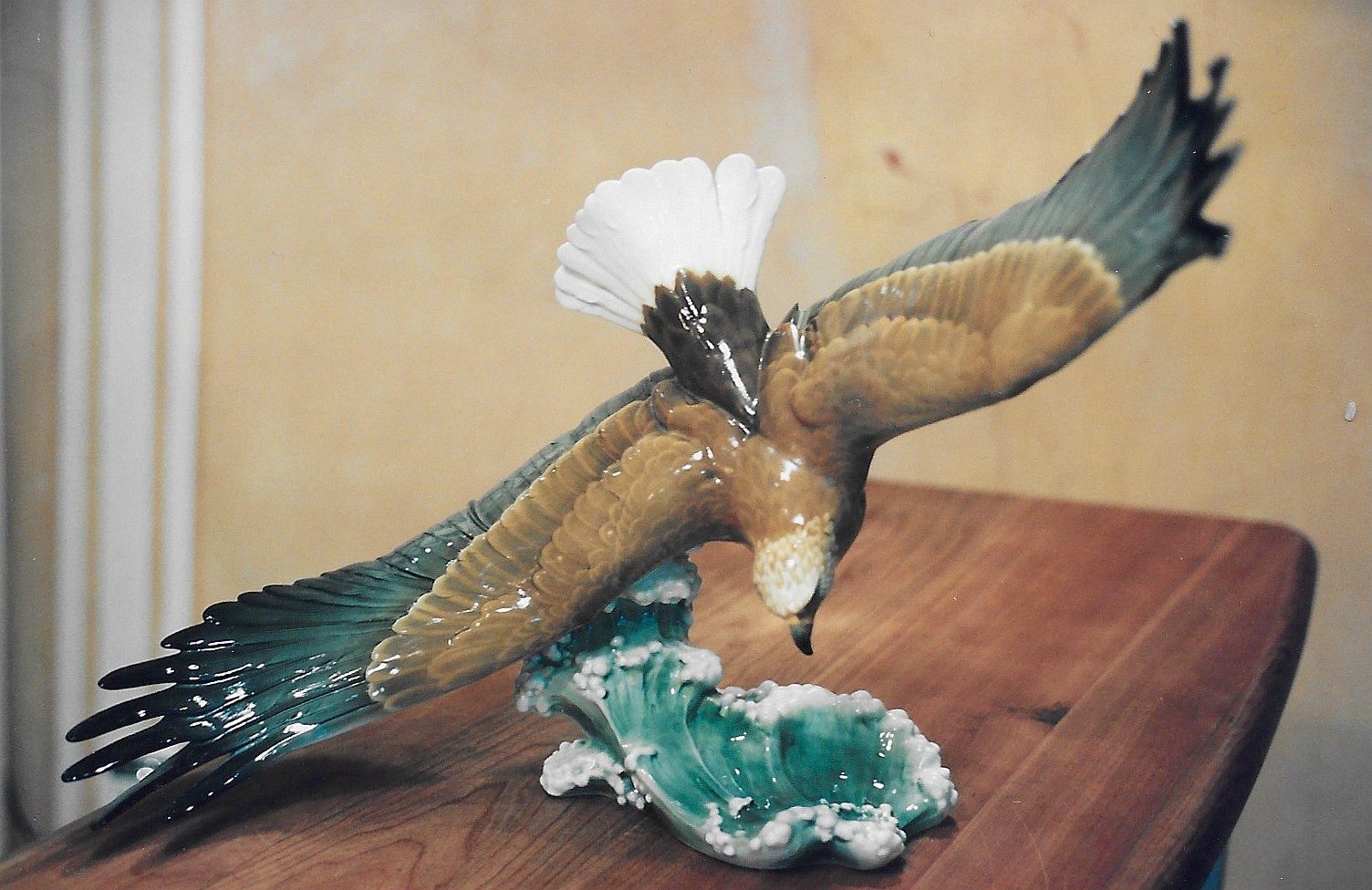 Derselbe Hutschenreuther-Seeadler nach dem Ansetzen des Flügels