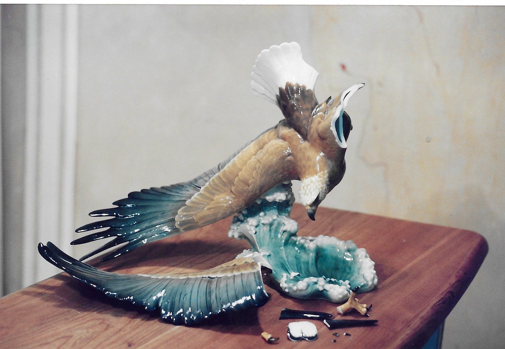 Hutschenreuther-Seeadler mit abgebrochenem Flügel vor der Reparatur