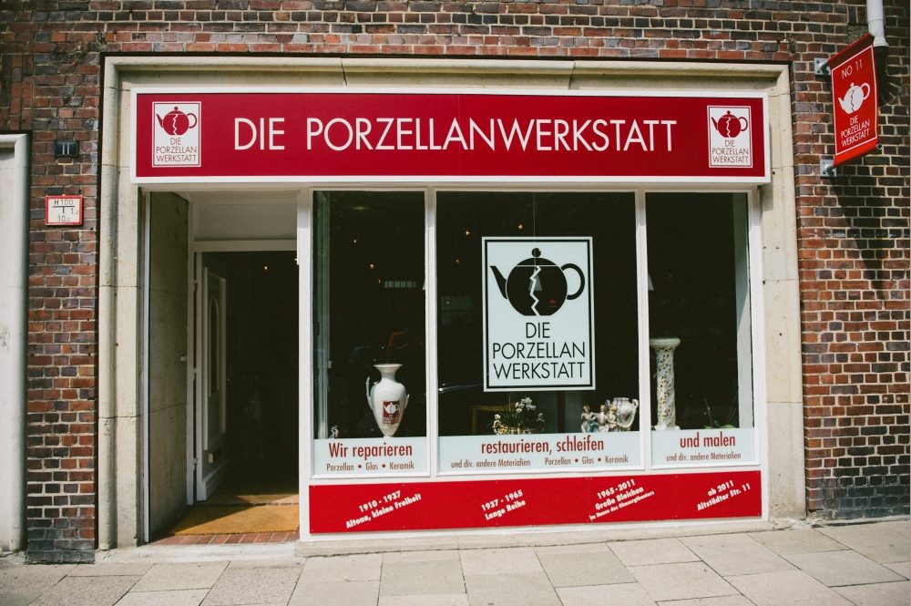Schaufenster der Porzellanwerkstatt in der Altstädter Straße 11 in Hamburg