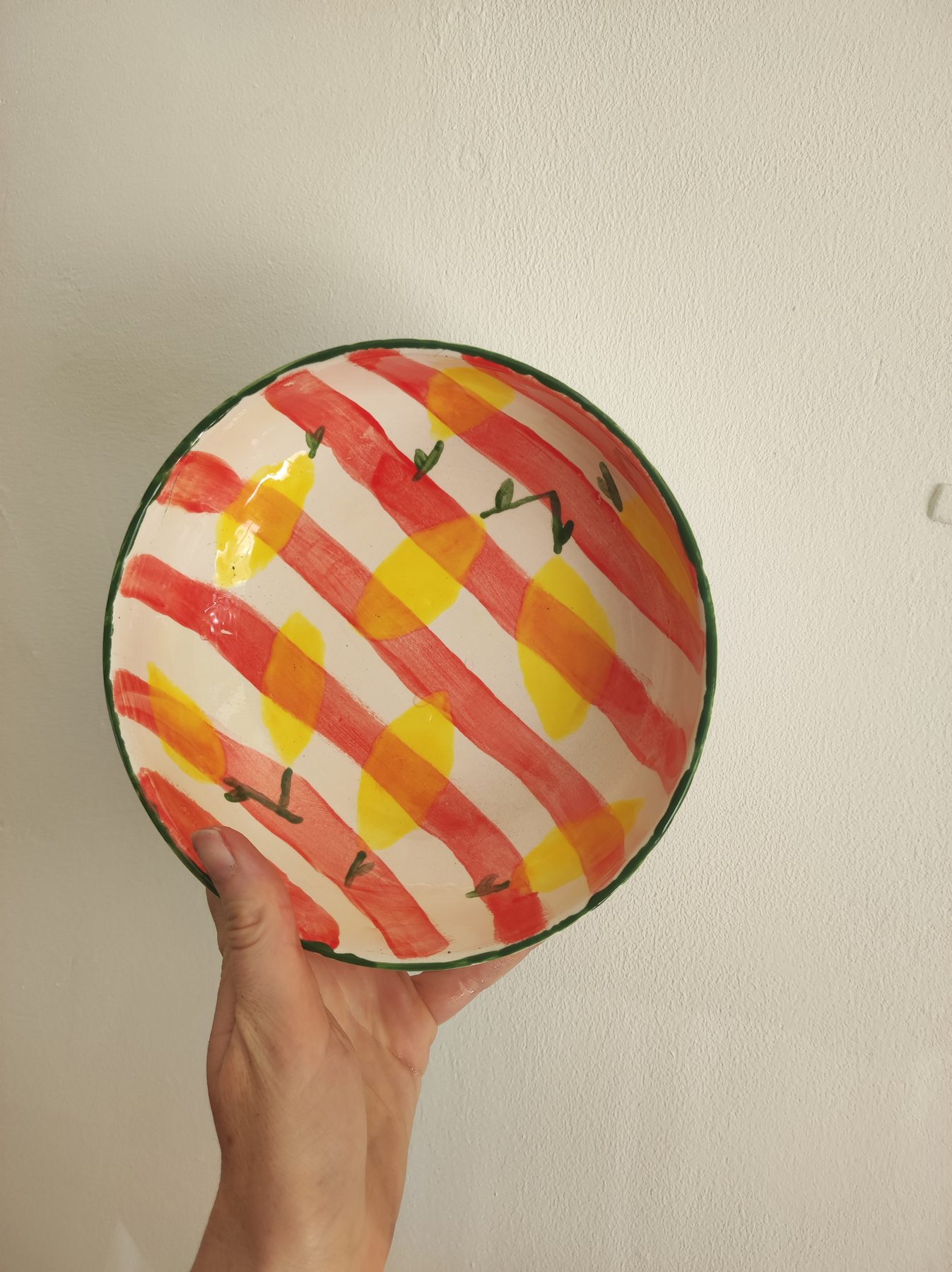 Selbst bemalte Keramikschale mit rot-gelbem Karomuster aus dem Open Studio