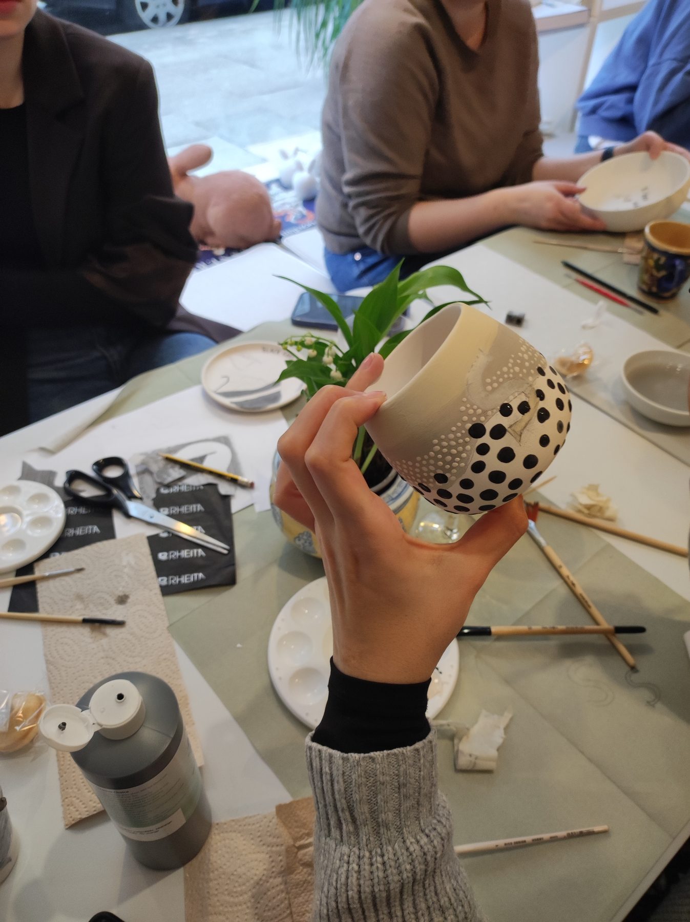 Hand bemalt eine weiße Tasse mit Punktmuster