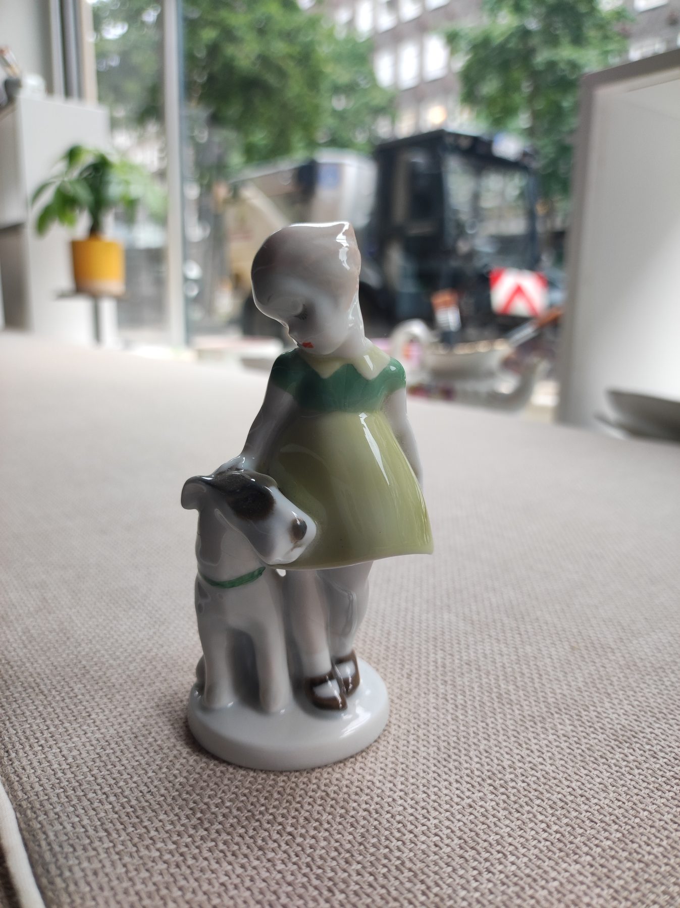 Rosenthal-Figur „Neckerei“ nach der Reparatur