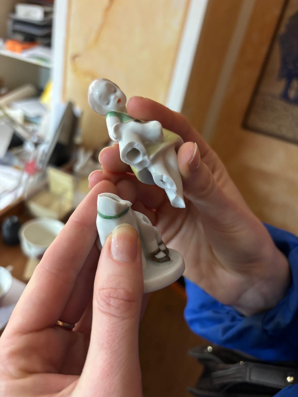 Die Bruchstücke der Rosenthal-Figur vor der Reparatur