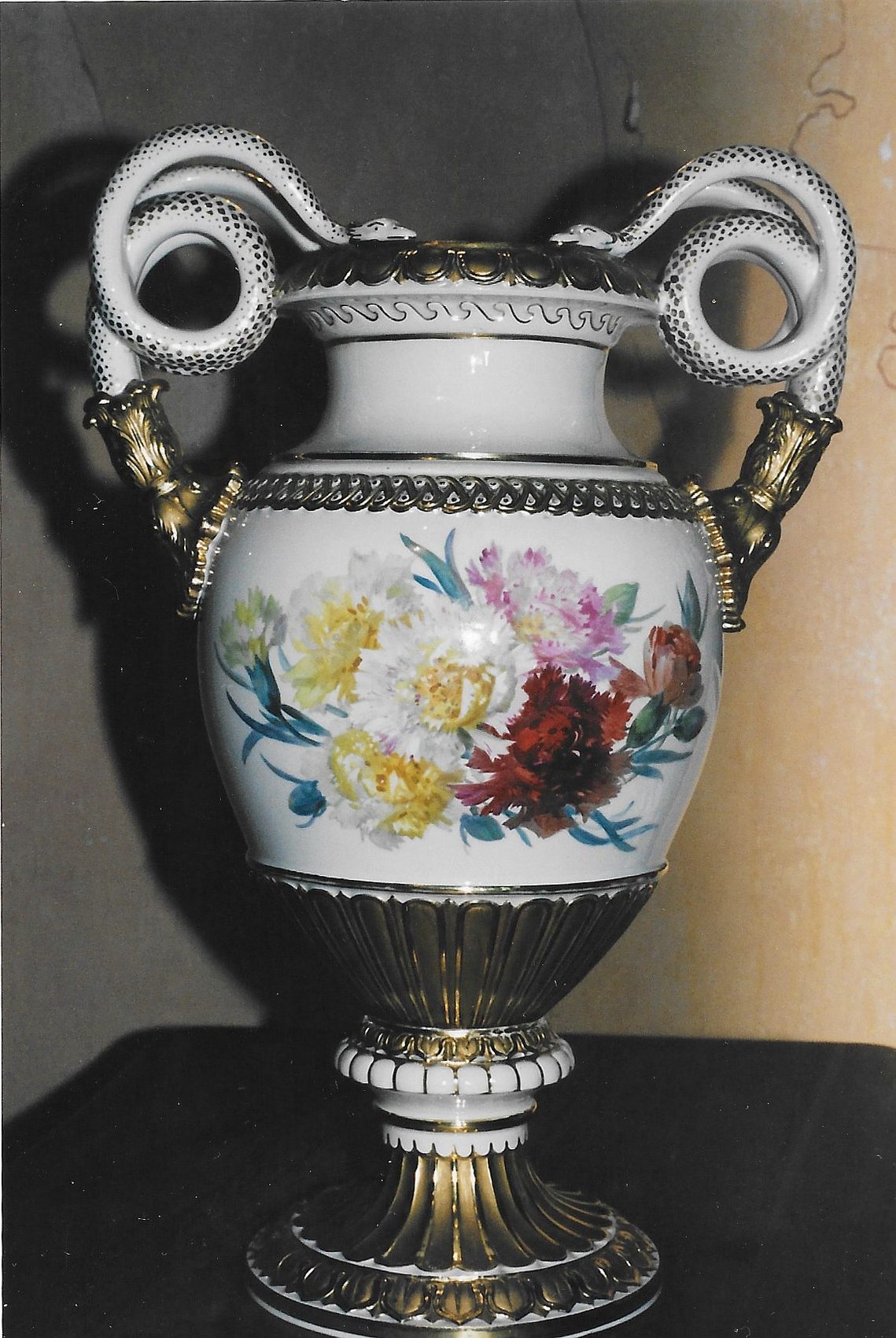 Meissener Schlangenhenkelvase mit Blumendekor nach der Restaurierung