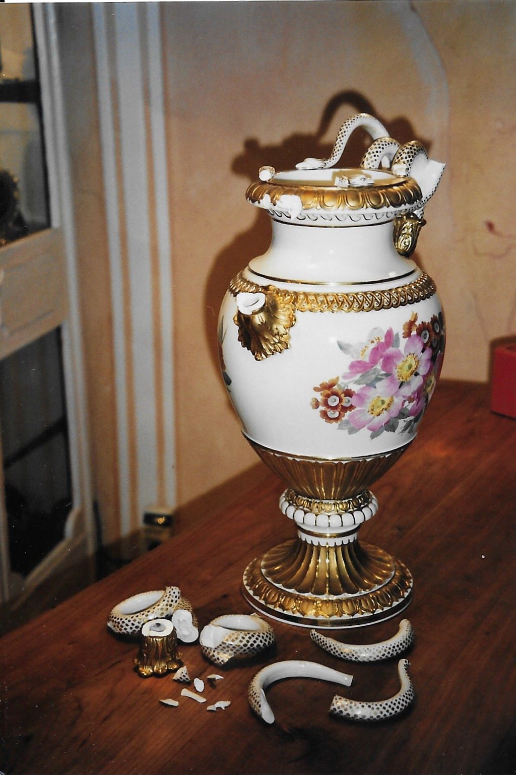 Meissener Schlangenhenkelvase mit abgebrochenen Henkeln und Scherben vor der Reparatur